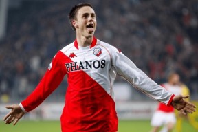 爱游戏平台-包含荷甲赛后再迎强敌；费耶诺德绝杀压哨；主帅态度——更衣室稳定；阵容厚度经受考验的词条