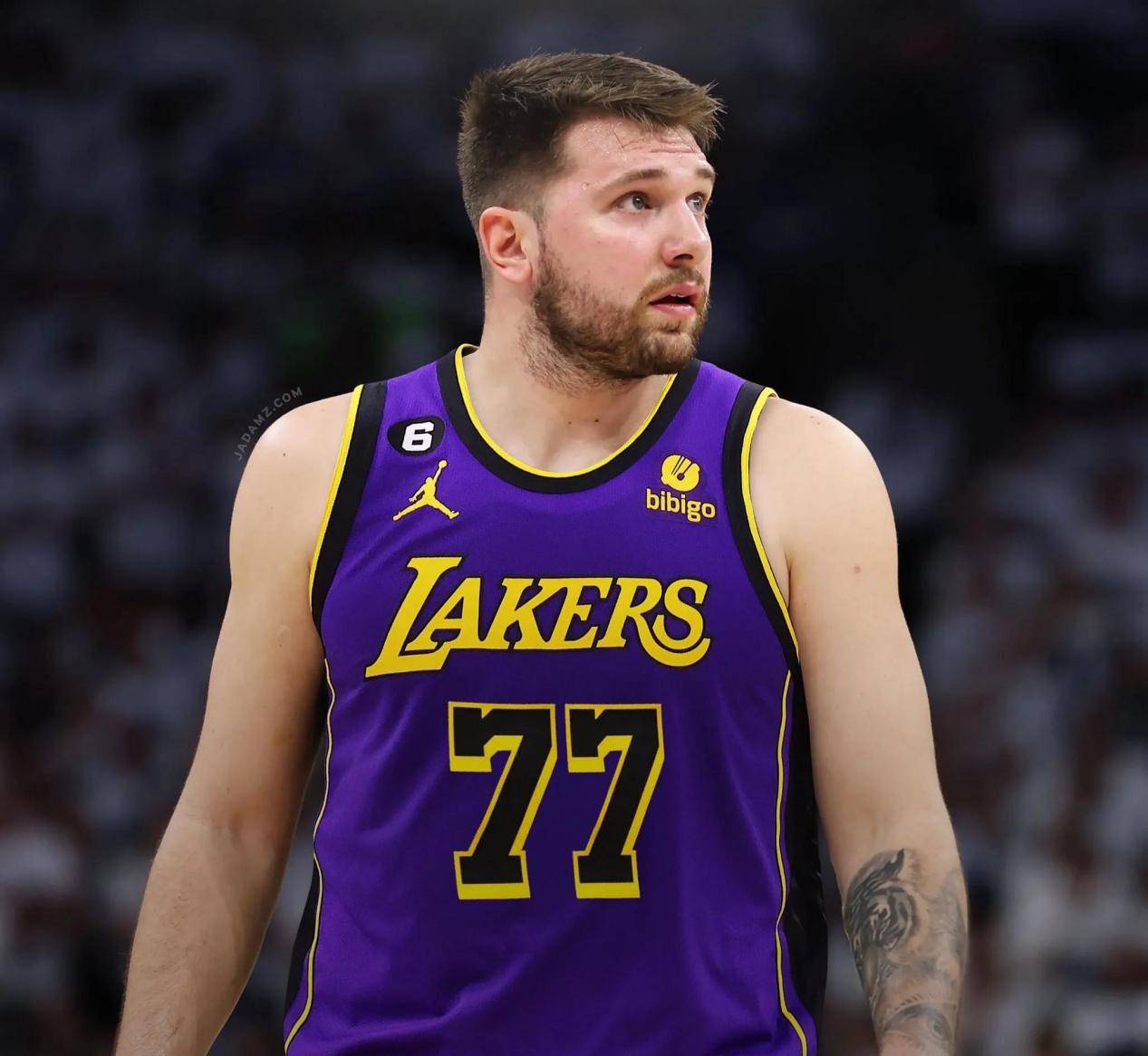 东契奇意外战胜FPX，比赛规则变更引爆全场！引发球迷热议