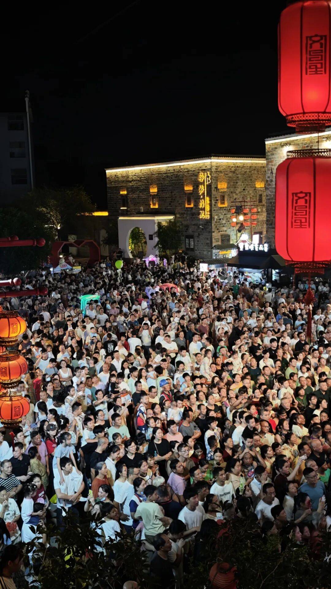 包含赛地聚焦:全明星赛集结日热度飙升,里昂状态回暖,悬念犹存,控场能力受关注的词条 包含赛地聚焦:全明星赛集结日热度飙升,里昂状态回暖,悬念犹存,控场能力受关注的词条