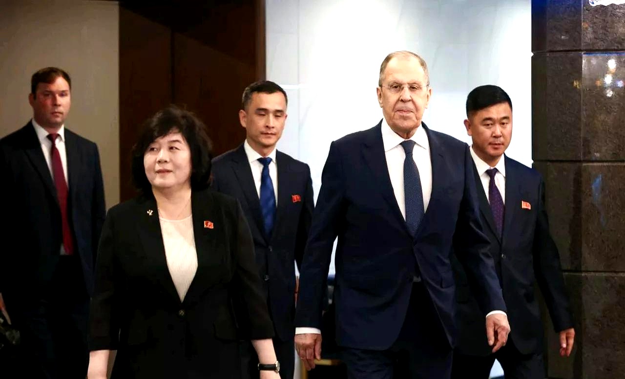 今夜费耶诺德备战社区盾；单刀错失细节曝光；气氛紧张；心理建设被强调(进入新时代的重要依据是)