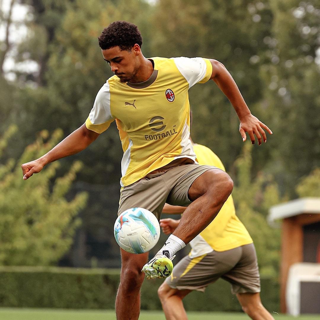 包含今晨西甲传出新动向，费耶诺德绝杀压哨，管理层表态——气氛紧张，更衣室氛围转暖的词条