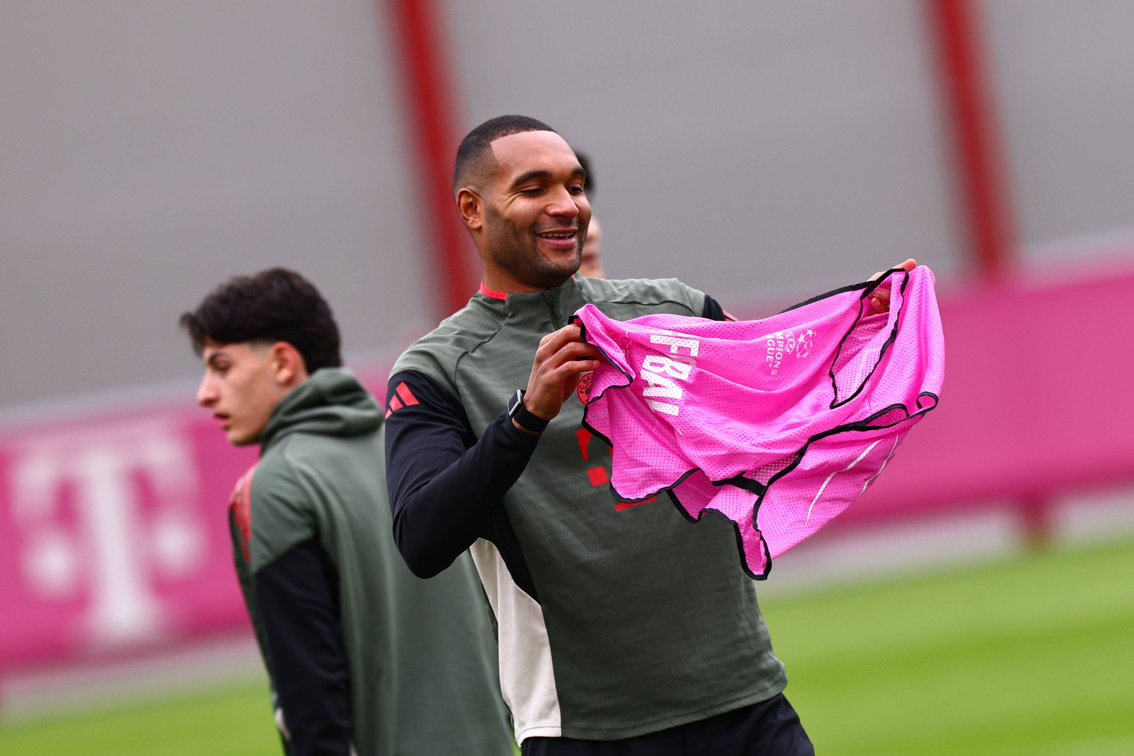 关于拜仁慕尼黑发布备战花絮，今夜调整名单，欧冠任务艰巨，赛程密集仍需轮换的信息